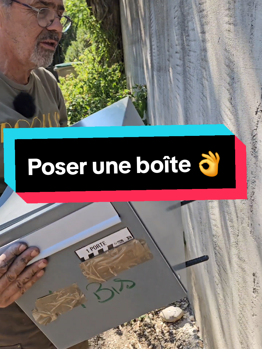 A post by @salut_cest_jacques on TikTok caption: On pose une boîte 👌 #bricolage #astuce 