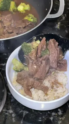 A post by @kushystephy on TikTok caption: Beef & broccoli  335 calories 33g protein  8g fiber 91g carbs  #mealprep #caloriedeficit #highprotein 