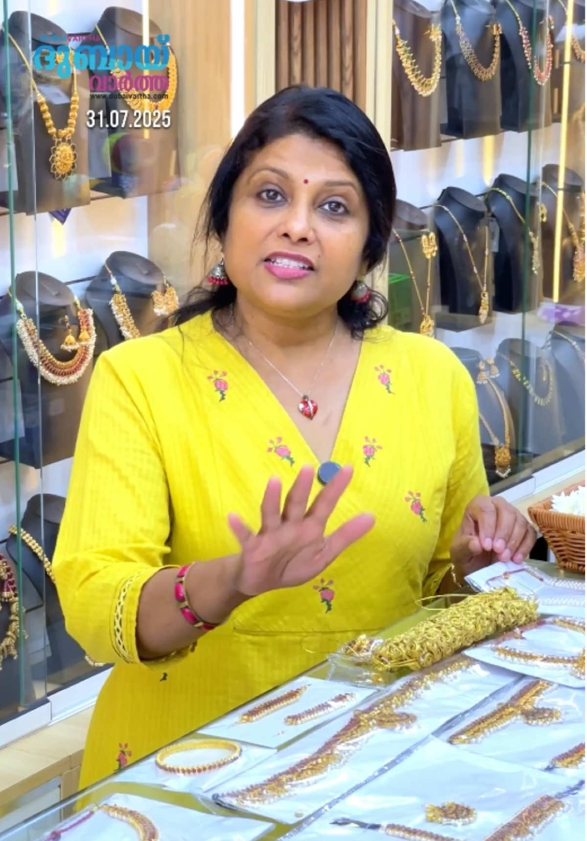 A post by @dubaivarthaofficial on TikTok caption: ദുബായ് വാർത്തയുടെ പ്രേക്ഷകർക്ക് സ്പെഷ്യൽ ഓഫറുമായി ജ്യുവൽ ഗേറ്റ്! ആർട്ടിഫിഷ്യൽ ആഭരണങ്ങളുടെ വമ്പൻ കളക്ഷനുകളുമായി ഷാർജയിൽ പ്രവർത്തനമാരംഭിച്ച ജ്യുവൽ ഗേറ്റിൽ നിന്ന് ആഭരണങ്ങൾ വാടകയ്ക്ക്‌ എടുക്കാനും സൗകര്യം. ആഘോഷങ്ങളിൽ നമുക്കിഷ്ടപ്പെടുന്ന വസ്ത്രങ്ങൾക്ക് അനുയോജ്യമായ ആഭരണങ്ങൾ ഇവിടെ നിന്ന് ലഭിക്കും എന്ന കാര്യത്തിൽ സംശയം വേണ്ട!