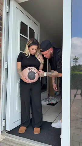 A post by @selina_hrrm on TikTok caption: DANN WARST DU DA 🥹♥️ #2025 #baby #pregnant @Liikeez 