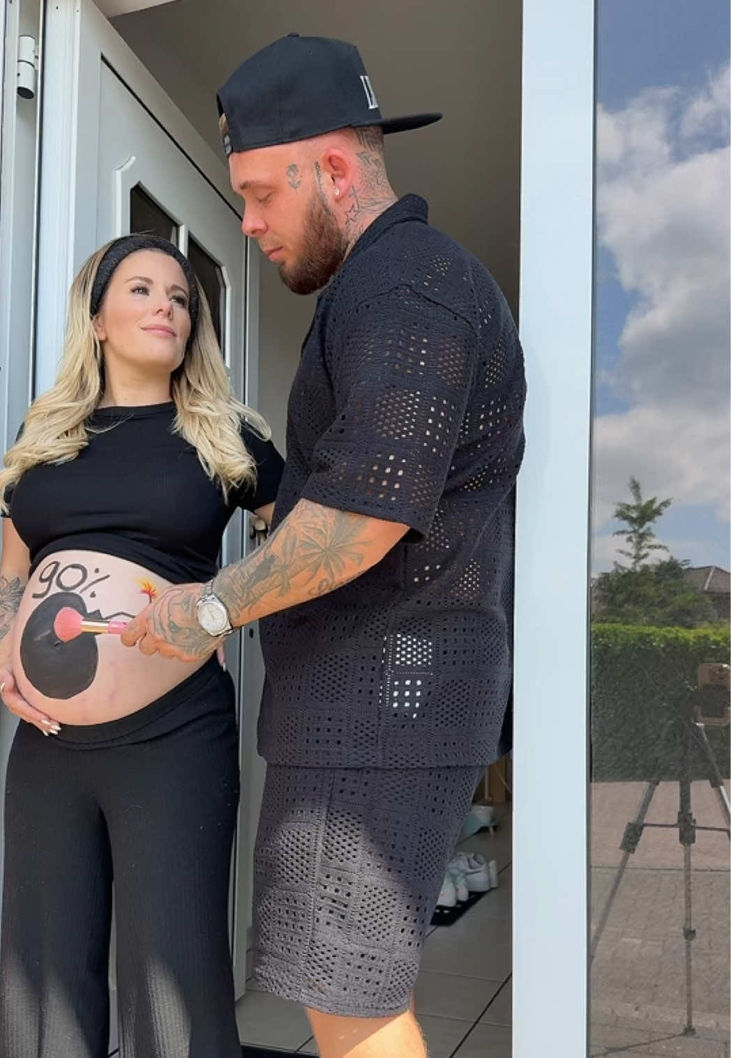 A post by @liiikeez on TikTok caption: GEPLATZT 💥👶🏼 @S E L I N A 🌸 #baby #2025 