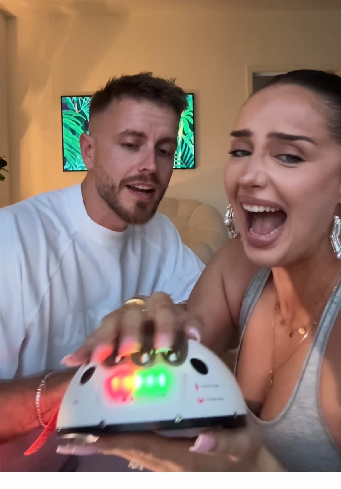 A post by @julienco on TikTok caption: Lügendetektor Test mit @palinamin 😂❤️
