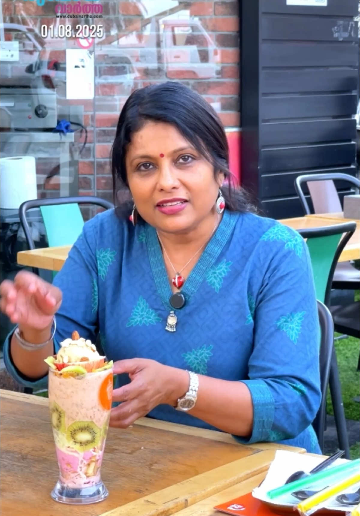 A post by @dubaivarthaofficial on TikTok caption: കൂളായിരിക്കാം ചൂടിനെ മറക്കാം! അജ്‌മാൻ ടീ ലൈറ്റ് ഒരുക്കുന്ന ഈ ചിൽ & കൂൾ ഫെസ്റ്റിവലിൽ അണിനിരക്കുന്ന തണുപ്പൻ പാനീയങ്ങൾ പരിചയപ്പെടാം! ഒപ്പം രുചി വൈവിദ്ധ്യം കൊണ്ട് പ്രീതി നേടിയ ടീ ലൈറ്റ് സ്‌പെഷ്യലുകളും!