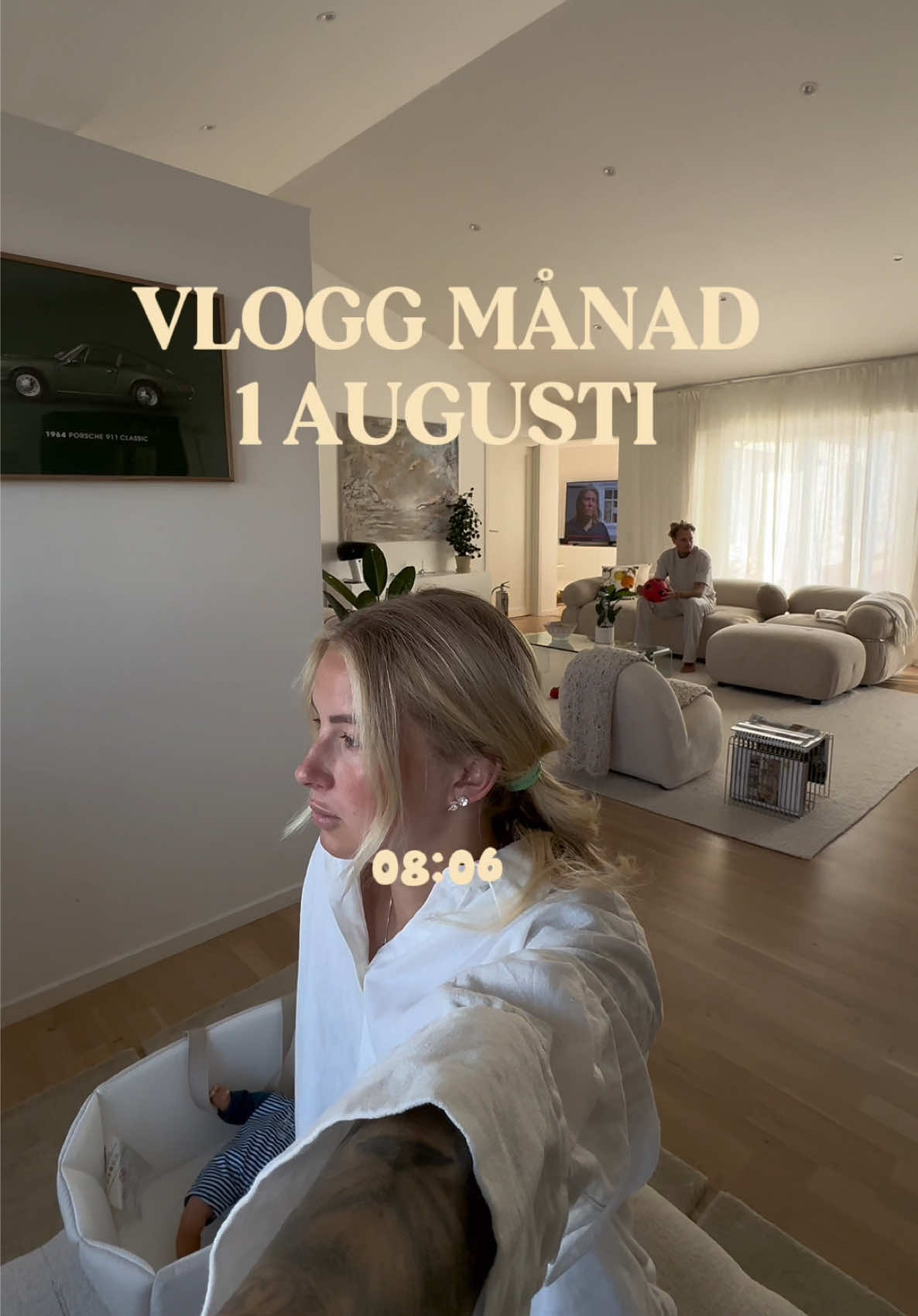 A post by @nattid on TikTok caption: Nu börjar vi VLOGG månaden 💛 Jag hoppas ni är lika taggade som jag är 🐝🤍