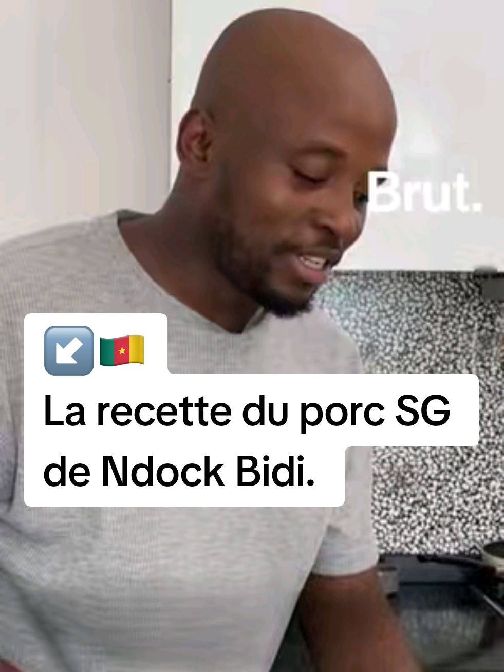 A post by @brutafrique on TikTok caption: 🇨🇲 "On peut être sexy comme ça ?" Entre Trésor Nwoula a.k.a Ndock Bidi et son "porc SG" c’est une histoire d’amour. Une des recettes qui l’a fait connaître sur Tiktok et qui a lancé sa carrière de cuisinier. Notre journaliste Christiane l’a rencontré. #recette #cuisine #cameroun #actualité #afrique