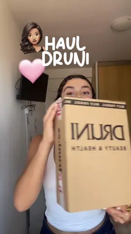 A post by @druni on TikTok caption: 🛍️ Nuevo haul DRUNI para cuidar la piel como se merece 💦 Si tu piel es mixta, grasa o está en modo rebrote, apunta estos esenciales: ✨ El Pack Effaclar de La Roche-Posay y su gel purificante ✨ El Fusion Water Magic de ISDIN, protector solar que no se nota pero sí protege ✨ Acniben Repair para calmar pieles en tratamiento ✨ Y el Cleanance Hydra de Avène, ideal para recuperar e hidratar ¿Has probado alguno o te los llevas todos a la wishlist, amore? 💖 #druniperfumerias #drunilover #skincare #pielgrasa #rutinafacial #proteccionsolar #fyp #parati
