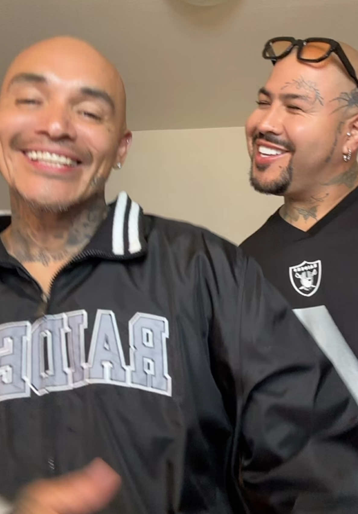 A post by @trinoxadam on TikTok caption: L.O.V.E.U @d4vd & @hannahbahng #d4vdd #hannahbahng #f #loveu #fentysuperbrandday #fp #fypシ゚viral #fyp #fypシ #la #4u #fu #tiktok #fypシ゚ #fupシ #4up #fup #iconic #lipsync #legend #latino #losangeles #viralvideo #chicano #mexican #trinoxadam #viral #fyf 