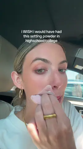 A post by @rachelmadisoncarlisle on TikTok caption: The blur literally makes your pores look invisible #settingpowder #onesizesettingpowder #onesizebeauty 